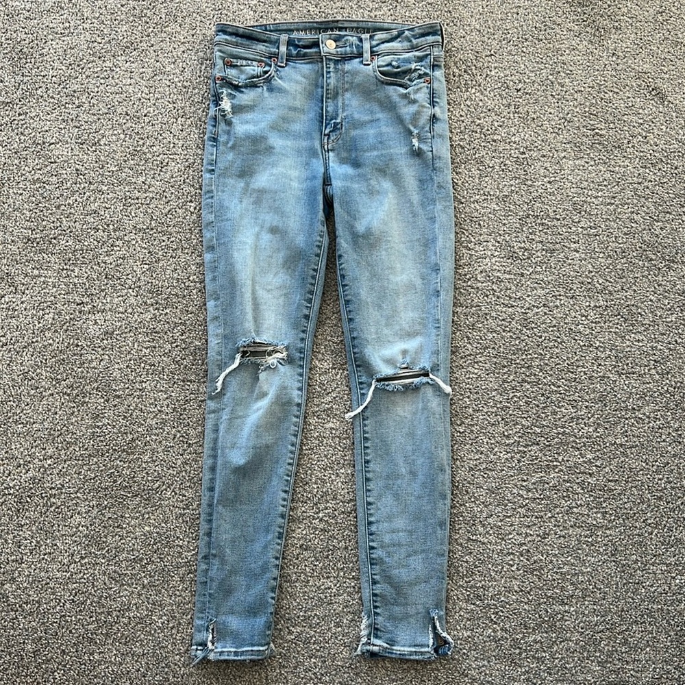 Women’s American Eagle, light wash, Super Hugh Rise Jegging. Size 4.